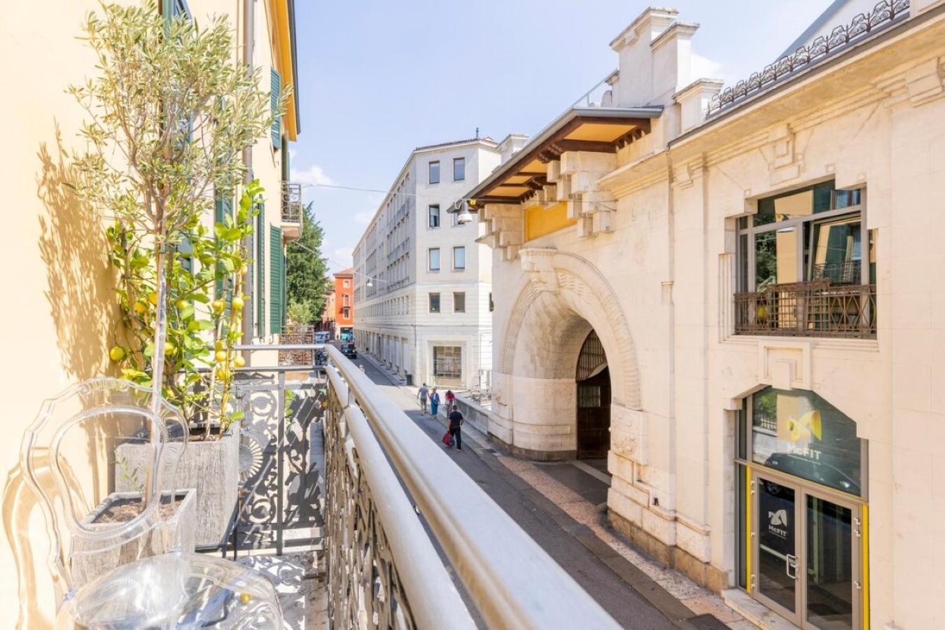 Manin Grand House Lägenhet Verona Exteriör bild