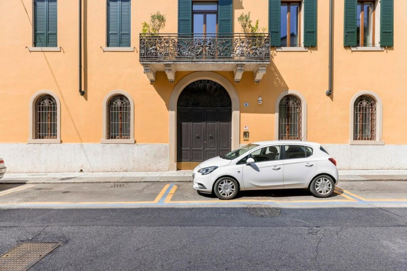 Manin Grand House Lägenhet Verona Exteriör bild